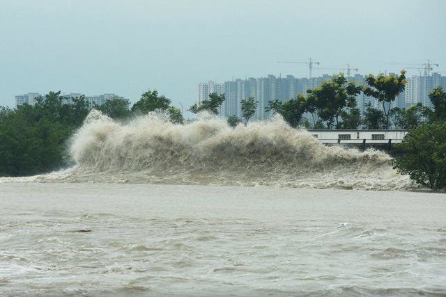 Từ nay đến tháng 10, Biển Đông có thể có 2 cơn bão, miền Trung mưa lớn lịch sử